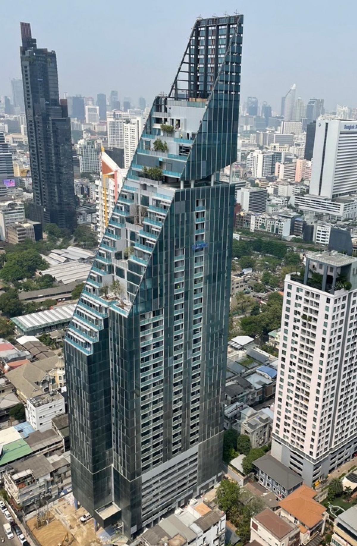 ขายคอนโดสาทร นราธิวาส : เจ้าของขายเอง Tait sathorn 12 ห่าง bts เซ็นหลุยส์ 100 เมตร ห้อง 2 bed 2 bath ชั้นพิเศษ sky garden floor  ห้อง 2901 type 2b14 เพดานสูงพิเศษ 3.2 เมตร ระเบียงโล่ง ห้องมุม วิว 3 ด้าน ห้องนี้อยู่ติดสวนลอยฟ้า เหมือนได้สวนส่วนตัว เลี้ยงสัตว์ได้ มีโควต้าต่างชาติ