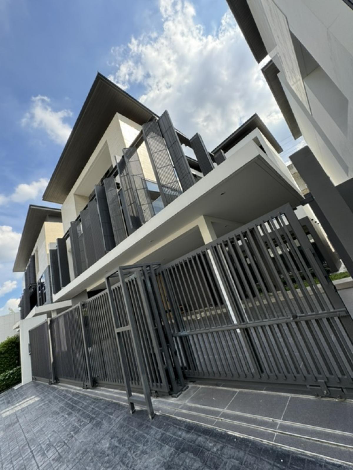 ขายบ้านพระราม 9 เพชรบุรีตัดใหม่ RCA : Selling : Modern Pool Villa House In Rama 9 - Motor way , 5 Beds , 5 Bath , Private Lift , 3 Storeys , 516 sqm , 86 sqw 🔥🔥Selling Price : 41,000,000 THB 🔥🔥More Information📱Tel : 061-9979915 / Kat📱Line : 061-9979915See more athttps://www.facebook.com/PS.Li