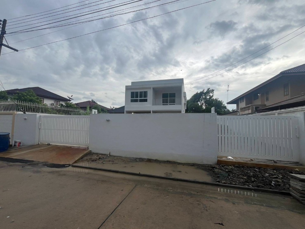 For SaleHousePathum Thani,Rangsit, Thammasat : Very cheap for sale!! 2-storey detached house, newly built, prime location in Muang Ek, Phahon Yothin Road 87, near Rangsit University, BTS, Future, Makro, etc.