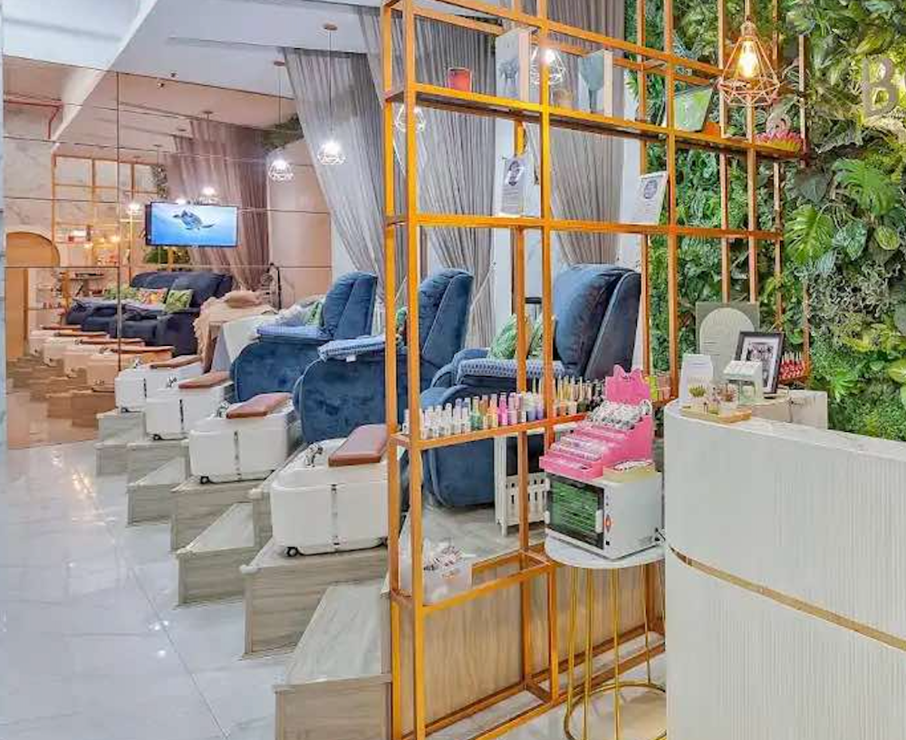 For LeaseholdRetailSukhumvit, Asoke, Thonglor : Take over This month only, reduced from 990,000 baht to only 550,000 baht. Shop for hand and foot spa, nail salon, eyelash extension, size 47 sq m, with customer base and staff.