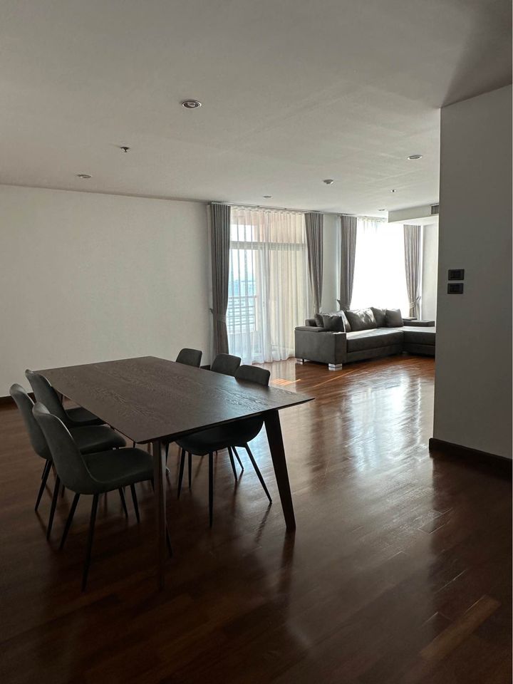 For RentCondoWitthayu, Chidlom, Langsuan, Ploenchit : Special! 3 Bedrooms with a Maid Room in the langsuan Area, Near BTS Chidlom, Opposite Veela and Close to Convenient Amenities.