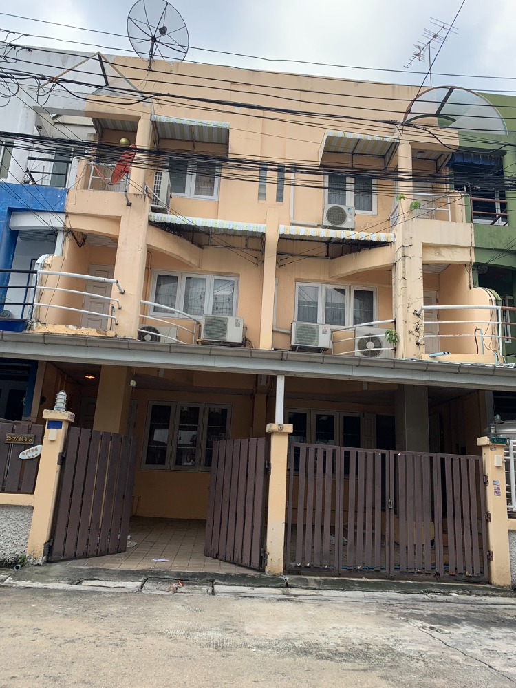 For SaleTownhouseKaset Nawamin,Ladplakao : As is, a two-room, three-story townhouse in the Ram Intra 14 or Prasertmanukit 29 (Mailab) area. Excellent location. You cant find this price anywhere else.