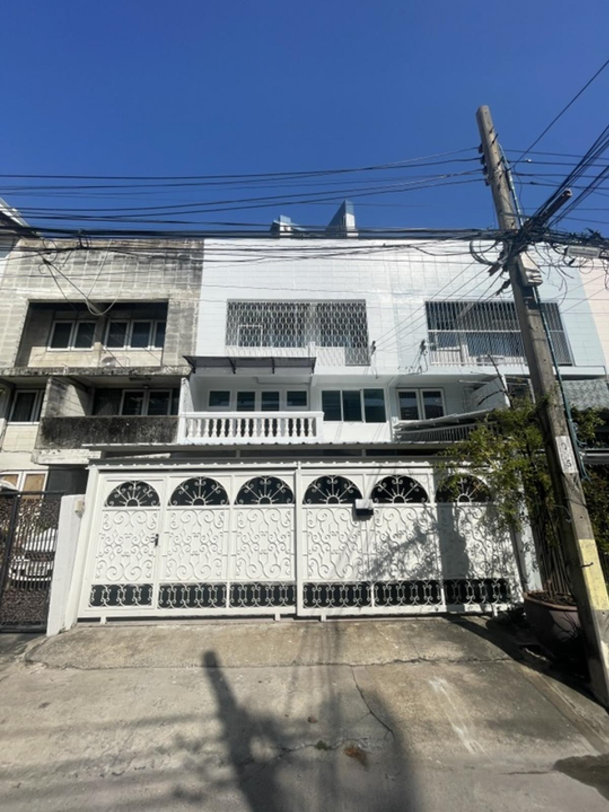 For RentTownhomeSathorn, Narathiwat : House for rent | 1 km from BTS Chong Nonsi | Renovated | 3 floors, 5 bed 3 bath | Area 25 sq.wah