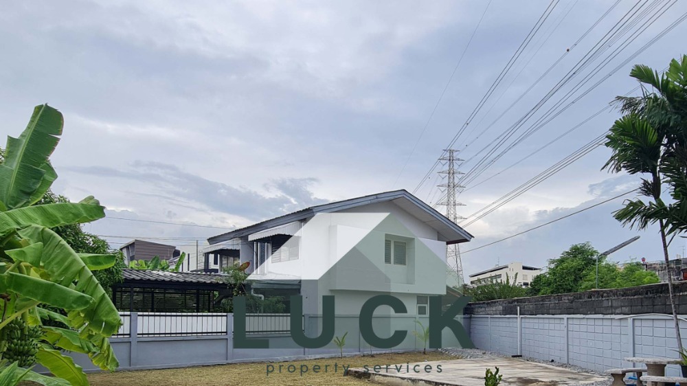 For SaleHousePattanakan, Srinakarin : Single house for sale, Phatthanakan 52, corner house, near the BTS, near the mall, near the expressway, near the hospital