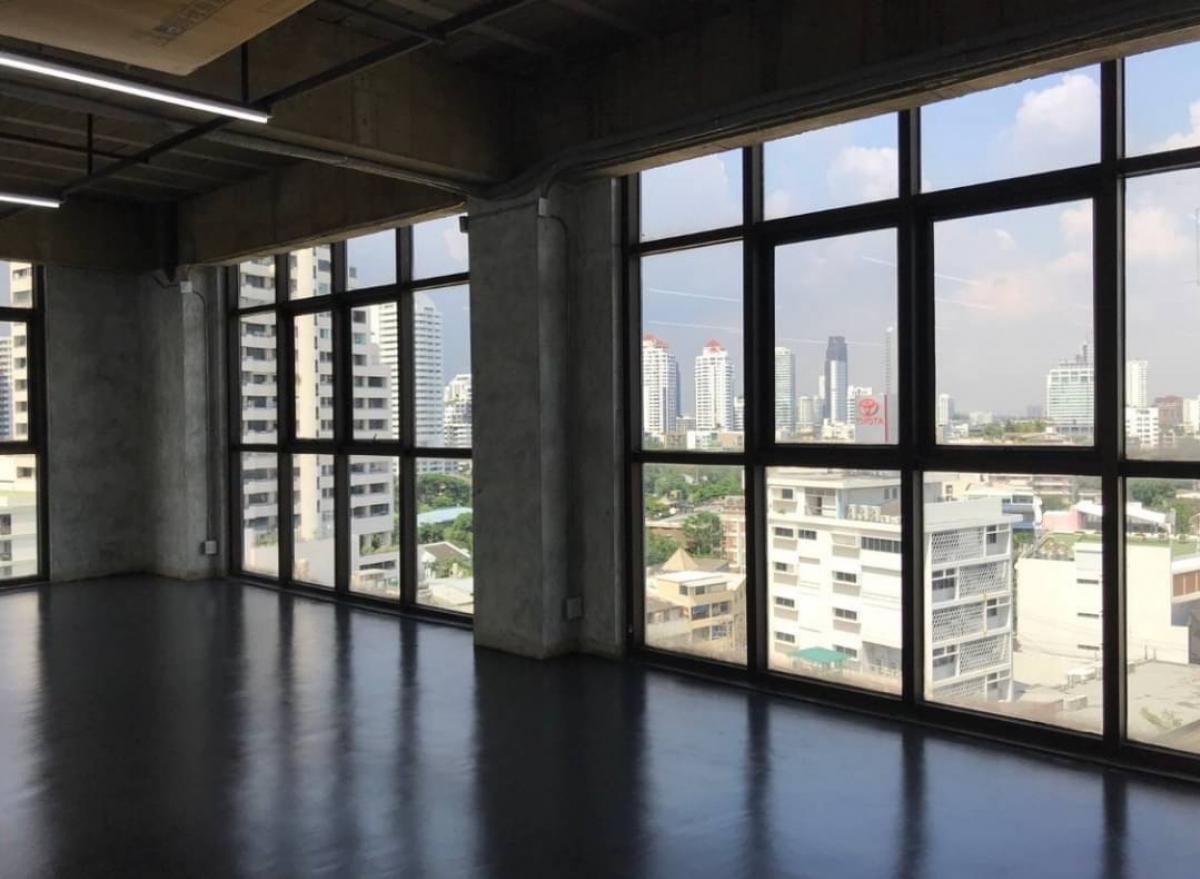 For RentOfficeSukhumvit, Asoke, Thonglor : ✅📍💰Urgent Loft office space for rent (photos are in my time line)building 200 meters from prompong BTS station and 250 meters from the emporium shopping center 14th floor unit 1201 size 200-400 sqm (can be rented separately) with balcony for rent 1,000bah