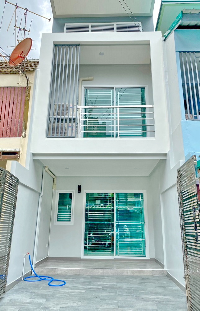 For SaleTownhouseLadprao, Central Ladprao : H0500😍 For SELL Selling Townhouse Townhouse 3 floors, 🚪3 bedrooms🚄near MRT Phahon Yothin 🏢Lat Phrao🔔House area: 15.00 sq.wa🔔Usable area: 120.00 sq.m.💲Selling: 5,200,000฿ ☏O92-8676473,O65-9423251♙LINE:@newnormal