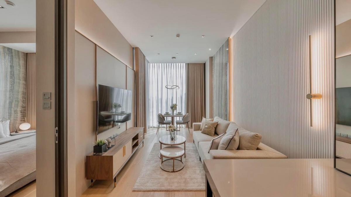 For SaleCondoWitthayu, Chidlom, Langsuan, Ploenchit : 📢👇Grab or gone! Good deal and worth price for both living or investing, close to Central Chidlom, Central Embassy, Central World, city view facing east, high ceiling, featuring Grey Onyx Vein marble walls from brand Ariostea from Italy.