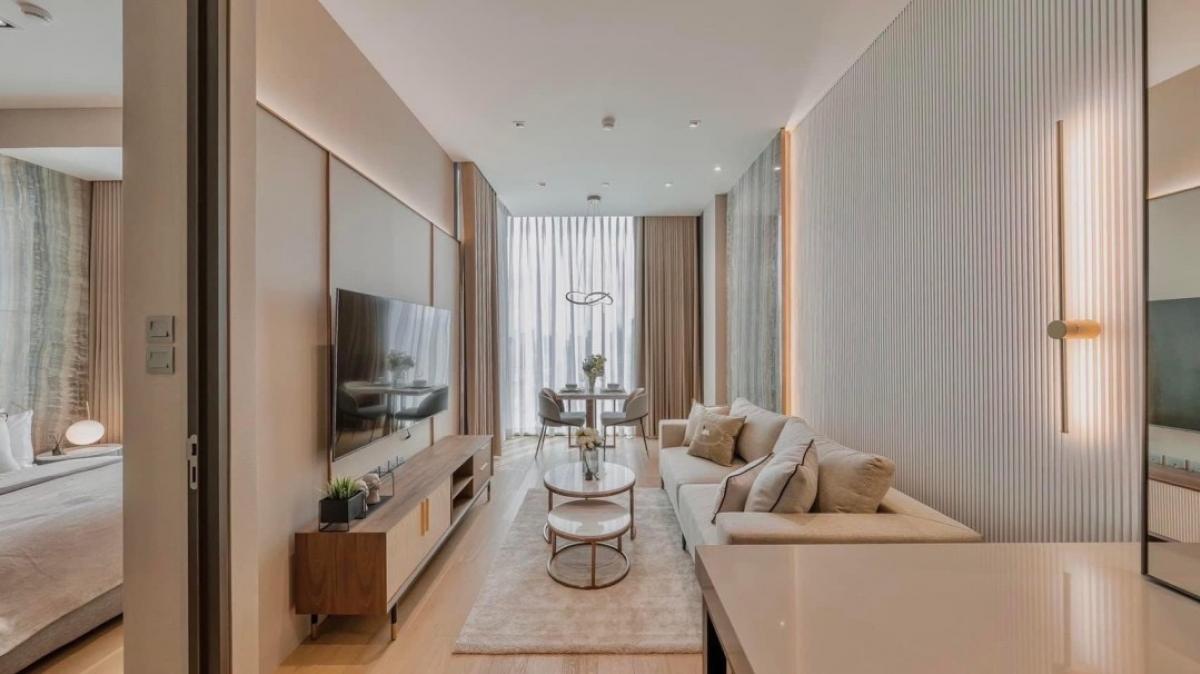 For RentCondoWitthayu, Chidlom, Langsuan, Ploenchit : 🔥HOT DEAL 🔥 Condo for rent in the heart of Chidlom 28 Chidlom Condo 1 bedroom, 1 bathroom, 1 living room, beautiful open view, size 43.85 sq m., 24th floor, Tower building, fully furnished, decorated in Utimate Luxury style.