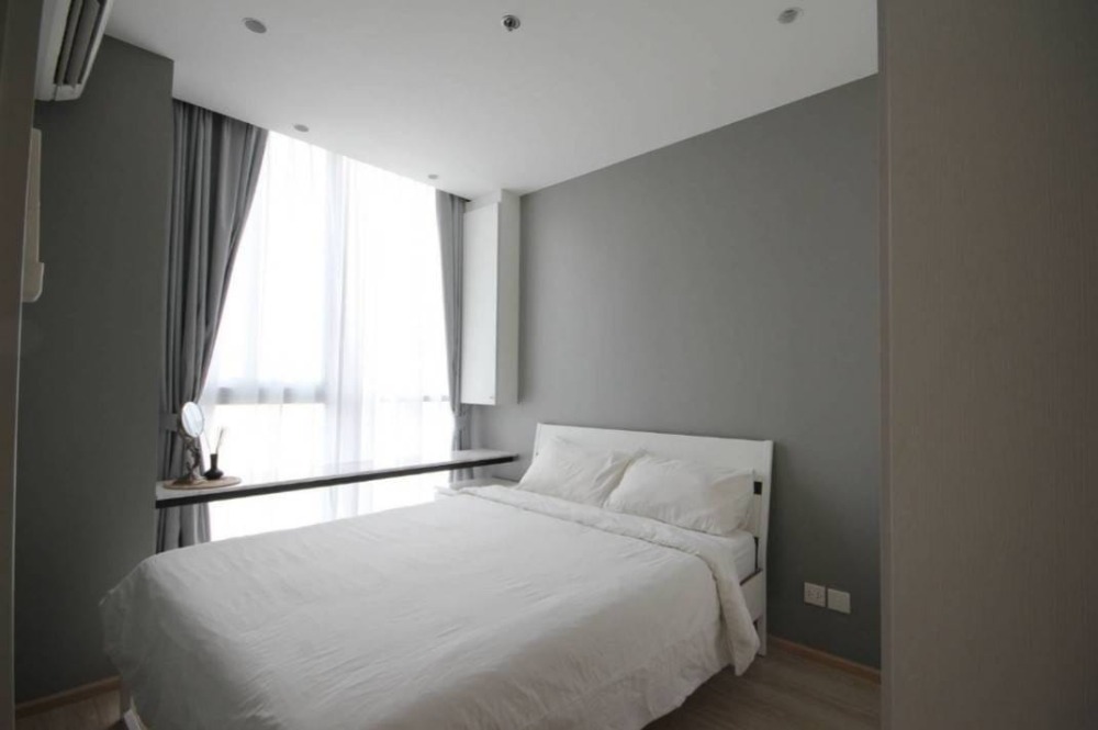 For RentCondoRatchadapisek, Huaikwang, Suttisan : ❄️FOR RENT>> Noble Revolve Ratchada>> 16th floor, room size 26 sq m., corner room, north side, not hot, built-in furniture, next to MRT Cultural Center #LV-MO817