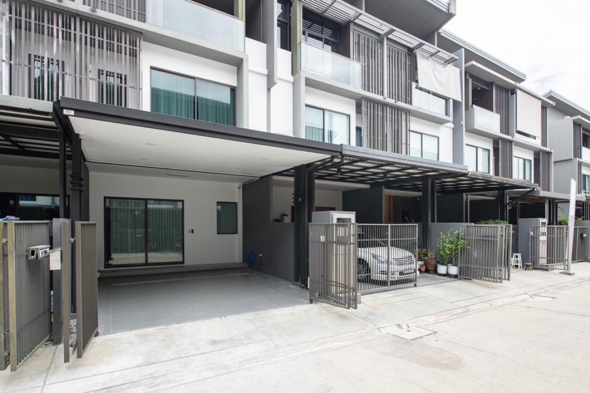 ขายทาวน์โฮมเกษตร นวมินทร์ ลาดปลาเค้า : 📢👇Sell with tenant contract til January 26Townhouse at The Landmark Ekamai Ramindra , 3 Storey , nice decoration, easily traveling in many routes , near Central Eastville