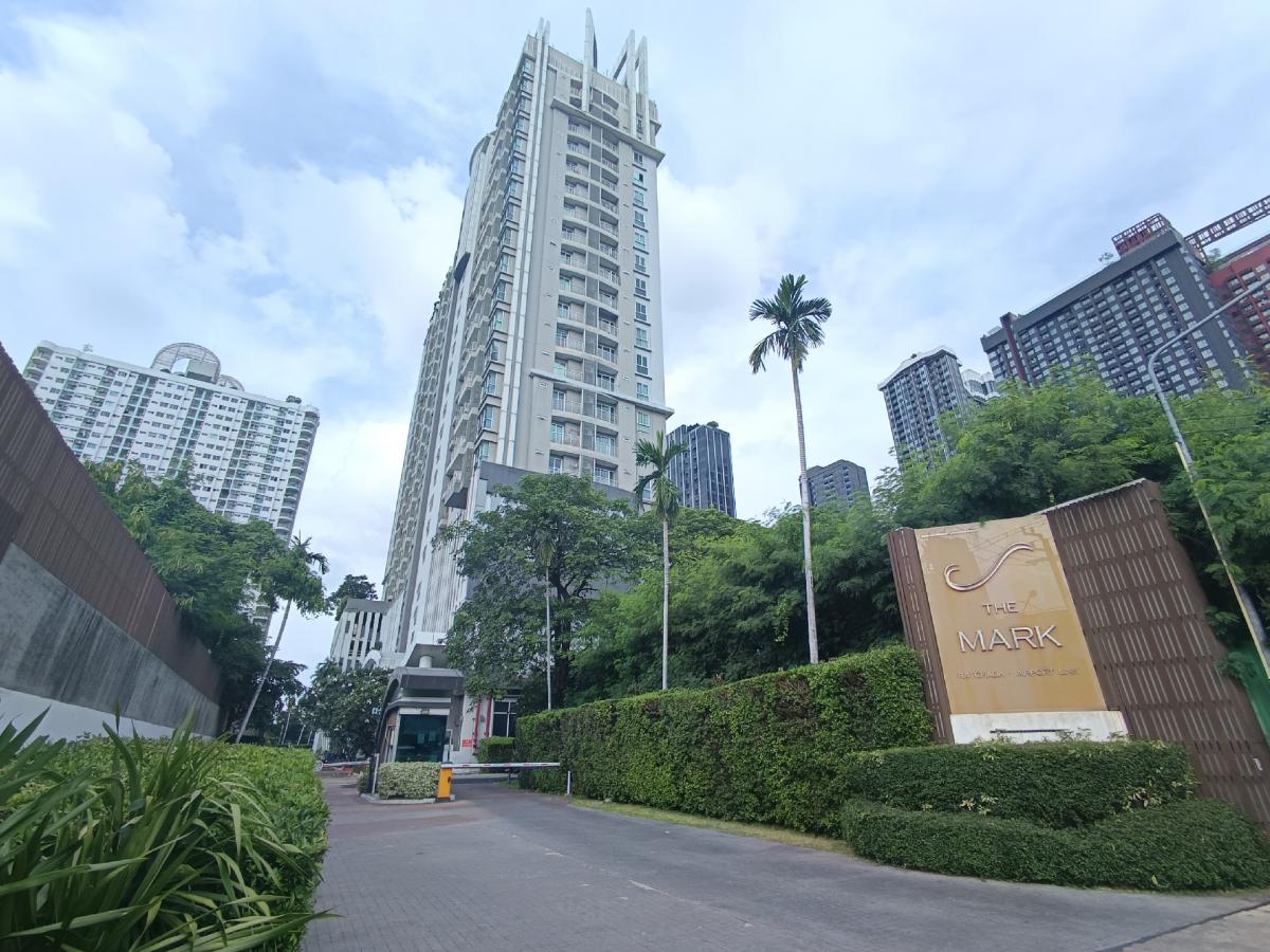 For SaleCondoRama9, Petchburi, RCA : 🍒Cheapest sale, urgent sale, urgent money, The Mark Ratchada-Airport Link Condo is located on the main road of Chaturathit, which connects Phaya Thai Road to Asoke-Din Daeng Road, near MRT Rama 9 Station and Airport Link Makkasan Station and MRT Rama 9 St