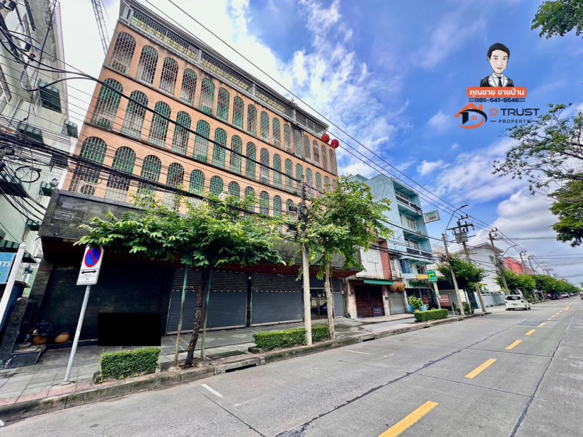 For SaleShophouseWongwianyai, Charoennakor : Commercial building for sale, 4 units, good location, only 400 meters from ICONSIAM and ICS Mall, economic area, Millennium Hilton Bangkok, Khlongsan Pier, and next to the building under construction, condo.