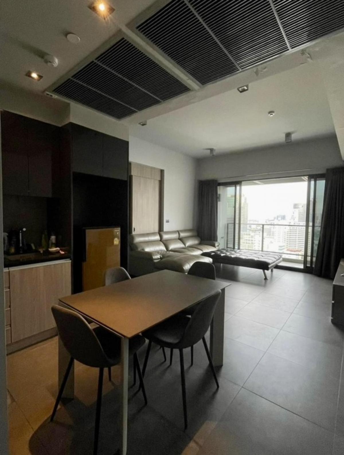 For RentCondoSukhumvit, Asoke, Thonglor : 🔥HOT DEAL 🔥Condo for rent in the heart of Asoke, Sukhumvit, convenient transportation, just a few minutes from the BTS, fully furnished, ready to move in immediately, make an appointment to see the room, negotiable price, minimum rental contract 1 year, i