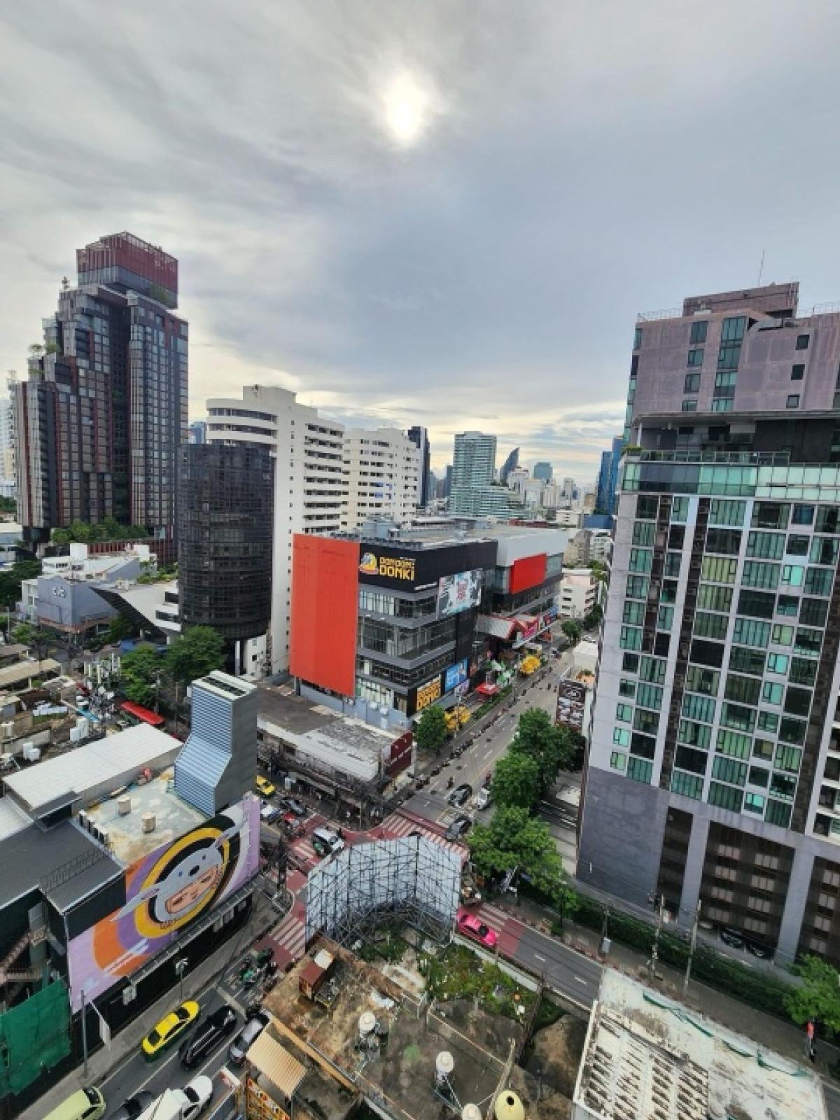 For RentCondoSukhumvit, Asoke, Thonglor : 🔥HOT DEAL 🔥Pet-friendly condo for rent in the heart of Thonglor, convenient transportation, just a few minutes from the BTS, fully furnished, ready to move in immediately, make an appointment to view the room, negotiable price, minimum 1 year rental contr