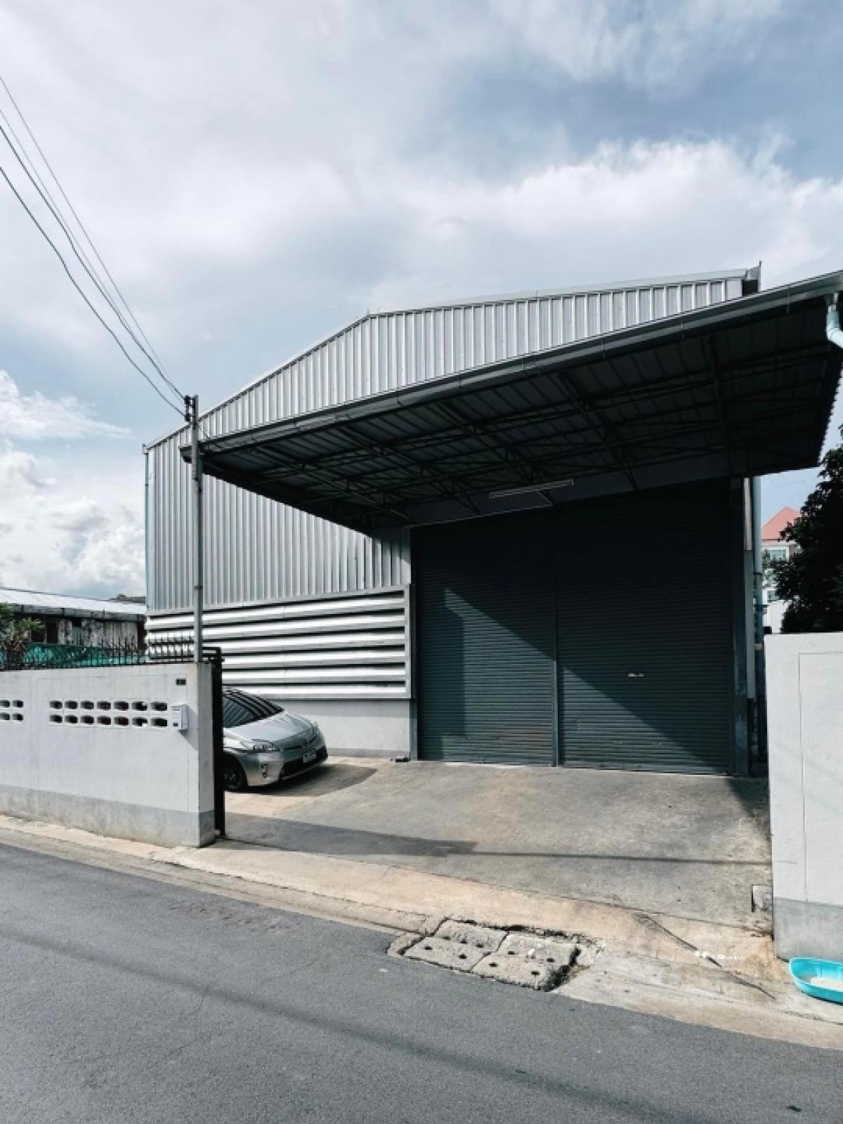 For RentWarehouseRatchadapisek, Huaikwang, Suttisan : Warehouse for rent on Ratchada Road, Soi  Suthisan, Huai Khwang, Ratchada, usable area approximately 400 sq m.