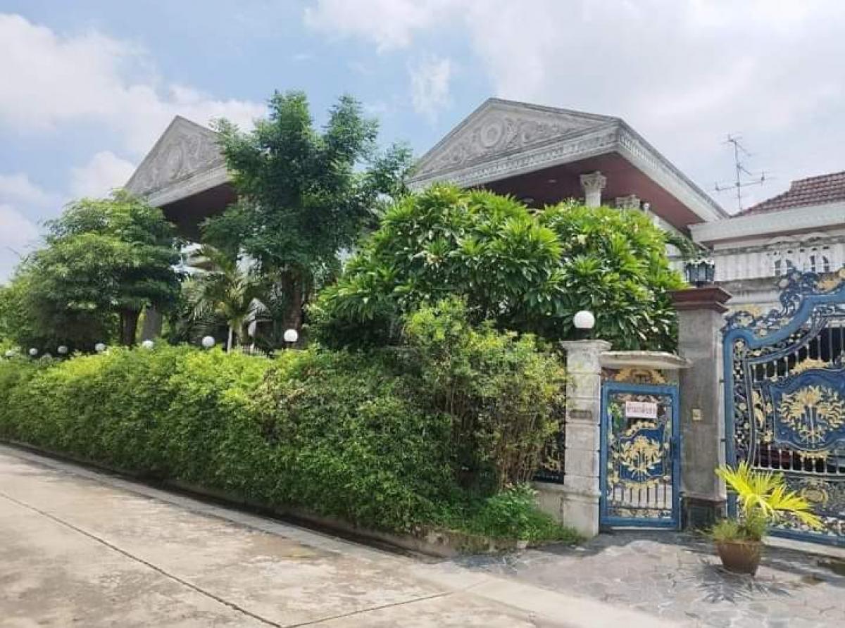 For SaleHousePhutthamonthon, Salaya : Urgent!!! 🔥Selling 2 Louis-style houses, plus 1 free plot of land, complete with furniture, decorations, built-in 🔥Selling for only 22 million baht, if you dont hurry, youll miss out.