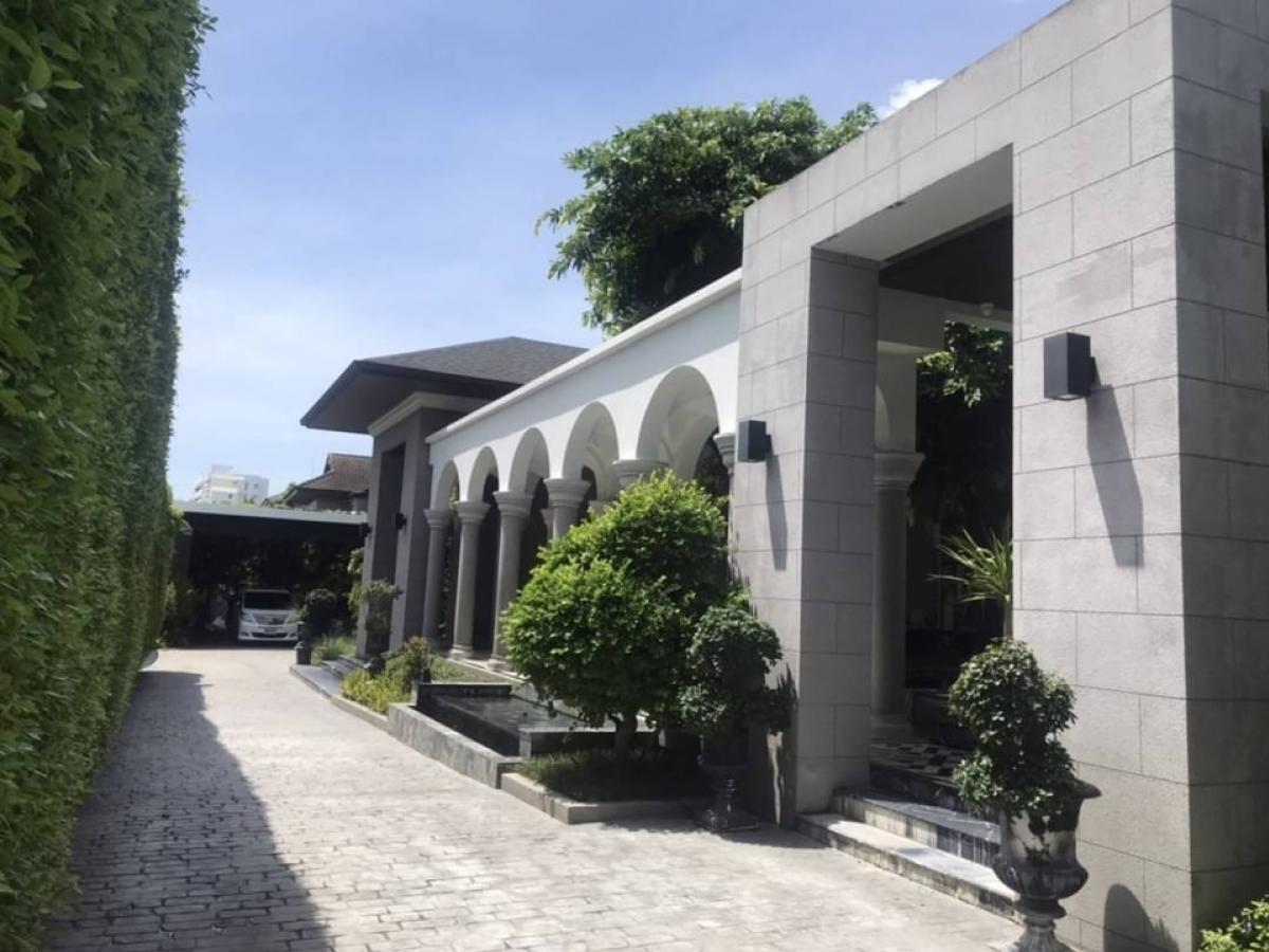 For SaleHouseChaengwatana, Muangthong : For sale: Luxury 2-storey detached house, Muang Thong Thani Project 5, area 354 sq m, with swimming pool and large guest house.