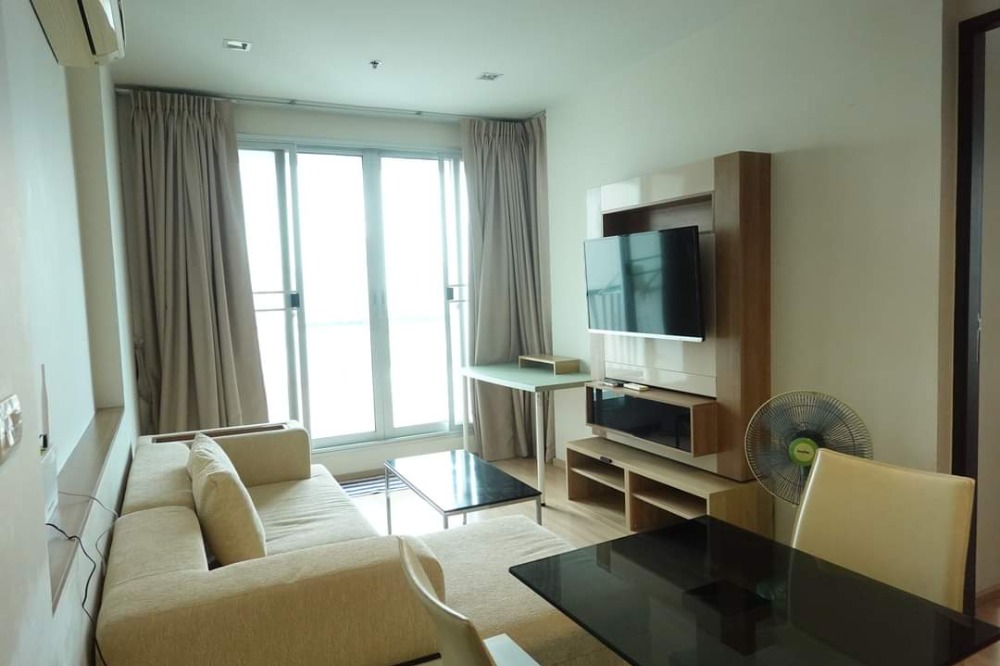 For RentCondoSathorn, Narathiwat : Rent! Rhythm Sathorn 1 bedroom 22K corner room, Chao Phraya River view, Free Wifi!!!