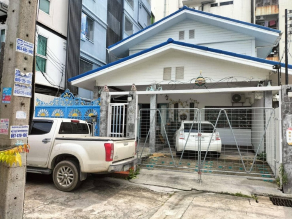 For RentTownhouseRatchadapisek, Huaikwang, Suttisan : Townhouse for rent, Ratchada area, near The Street Ratchada, only 4 minutes away.