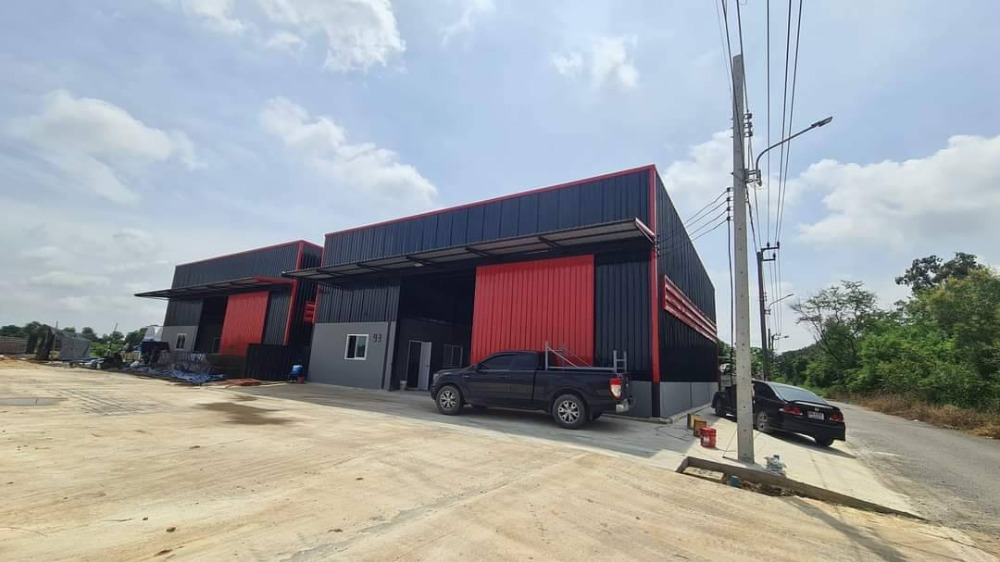 For RentWarehouseMin Buri, Romklao : Newly built warehouse for rent, ready to use, on Namit Mai Road, Wat Sukjai Alley, near Minburi, size 240 sq m, with office room and bathroom, 3-phase electricity system, container vans can enter.