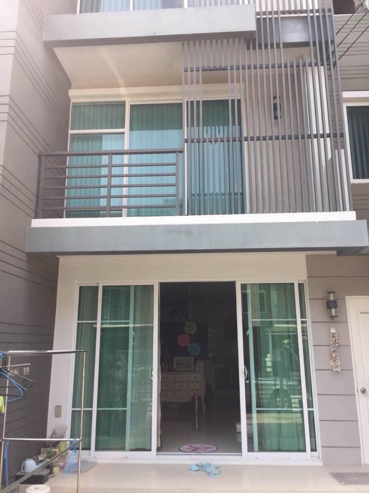 For RentTownhousePattanakan, Srinakarin : Townhouse for rent, Town Avenue Village, Rama 9-Srinakarin, Krungthep Kreetha Soi 7, near ARL Hua Mak, Krungthep Kreetha marketplace