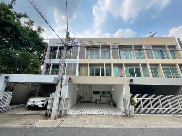 For RentTownhousePattanakan, Srinakarin : RTJ1795 Townhouse for rent, 3 floors, width 5.5 meters, land area 22 sq m., 3 bedrooms, Noble Cube Village, Phatthanakan