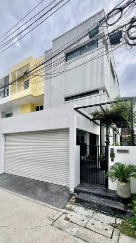 For RentTownhouseOnnut, Udomsuk : HR1899 Townhouse for rent, beautifully decorated, D-One Village, Soi On Nut 74/1, convenient transportation, near Suan Luang Rama 9 Park