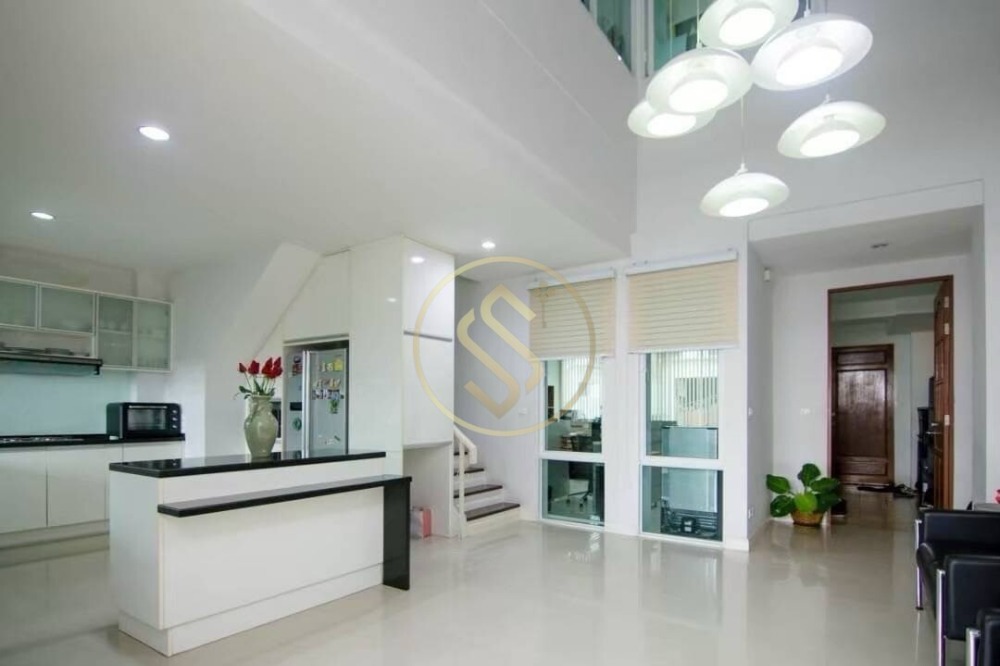 For SaleTownhomeOnnut, Udomsuk : For sale, luxury townhouse Baan Ravipa Sukhumvit 103, Baan Ravipa Sukhumvit 103 project, 8 bedrooms, 5 bathrooms, fully furnished and extended