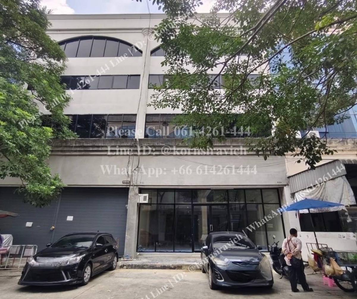 For RentShophouseRatchadapisek, Huaikwang, Suttisan : Urgent for rent, commercial building, shophouse, 2 commercial buildings, 4.5 floors high, 3 car parking spaces, near MRT Sutthisan Station, 800 meters, for business.