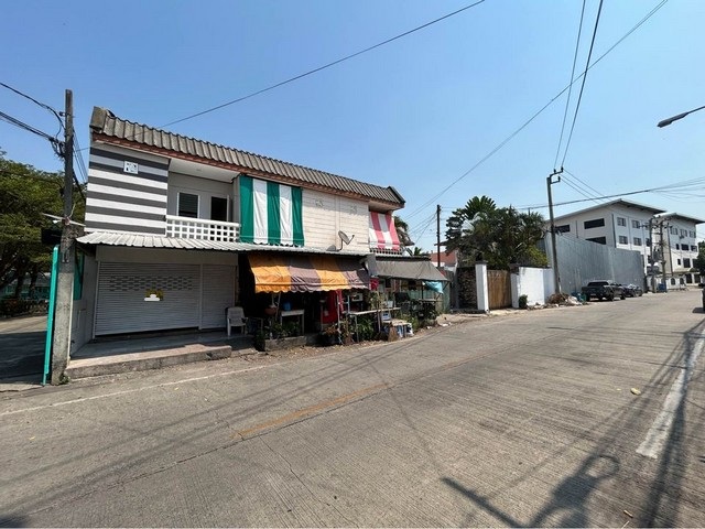 For RentShophouseRama9, Petchburi, RCA : HR1904 Shophouse for rent with land in Rama 9 area, near Samitivej Srinakarin Hospital, convenient transportation, near expressway