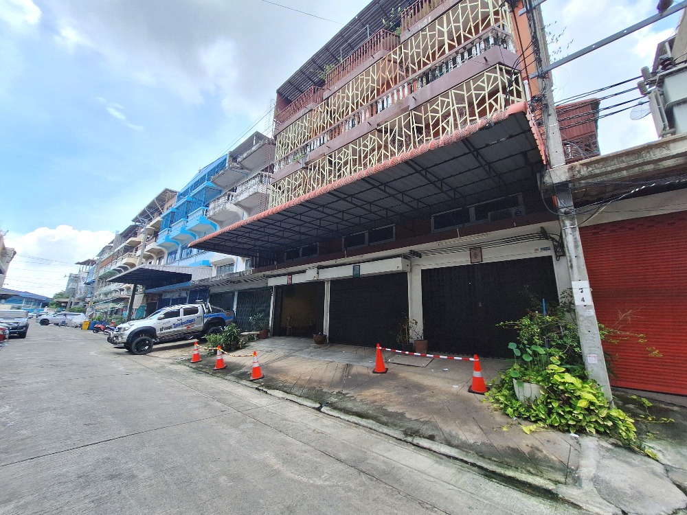 For SaleWarehouseRama 2, Bang Khun Thian : For sale: warehouse with office, 4 shophouses, area 195.70 square wah, Soi Sagae Ngam 35, good location, only 100 m. from Sagae Ngam Road.