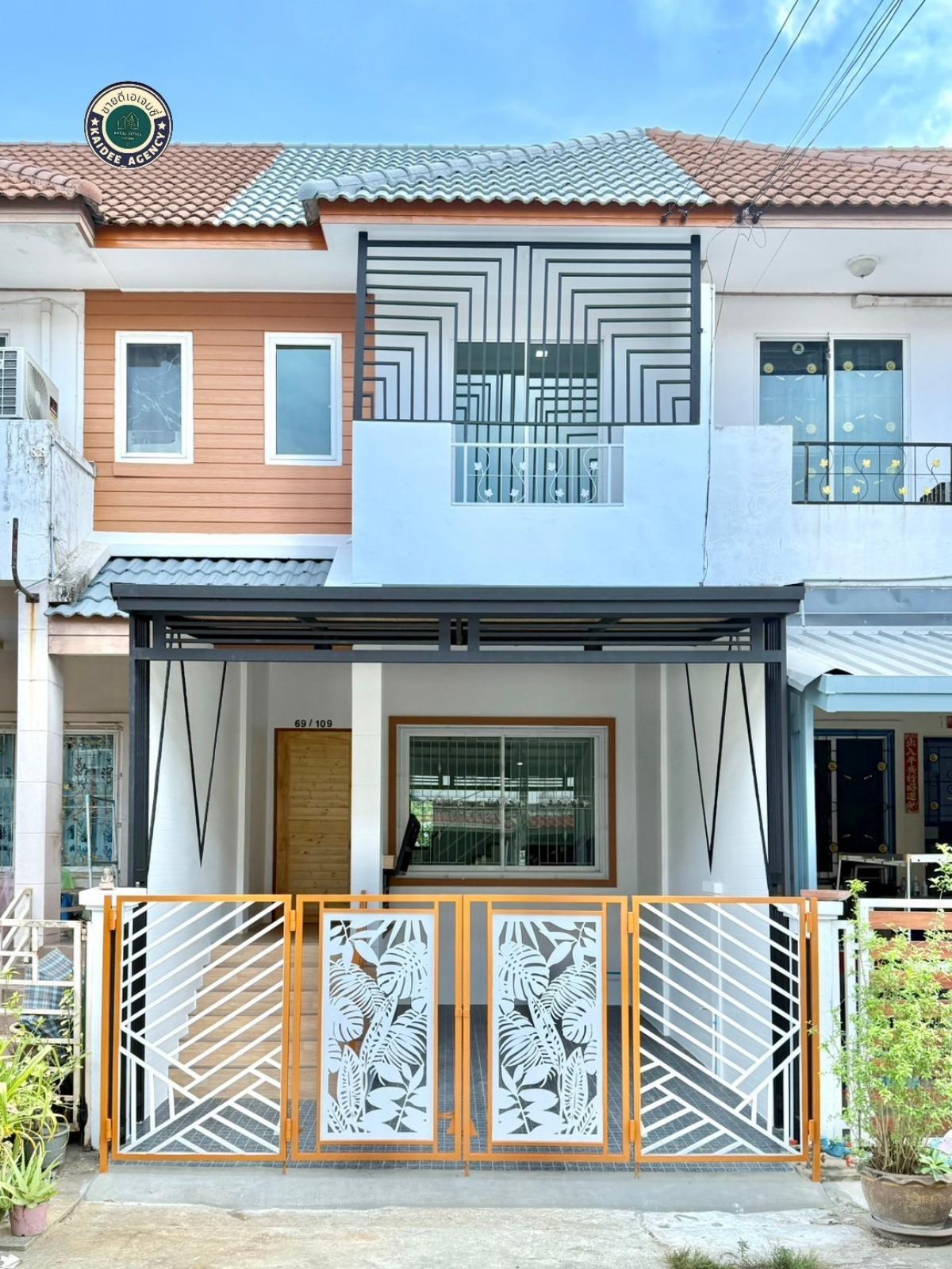 For SaleTownhouseNawamin, Ramindra : 2-storey townhouse, Fa Nantawan Village, Hathai Rat Soi 7, Fashion Island, Minburi Market, The Promenade, Safari World, Siam Park, Bangkok Sea, Minburi Technical College, Big C, Makro Ramintra, Lotus, HomePro, Thai Watsadu