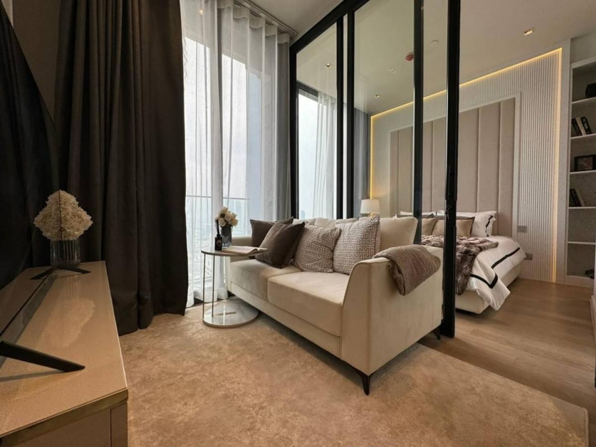 For SaleCondoSilom, Saladaeng, Bangrak : Ashton Silom Condo in the heart of Silom, the most price, VIP 1Bedroom 32.5 SQM, 47th floor, Chao Phraya River, the only view of the BTS Channel Now 1price 7,990,000 baht only.