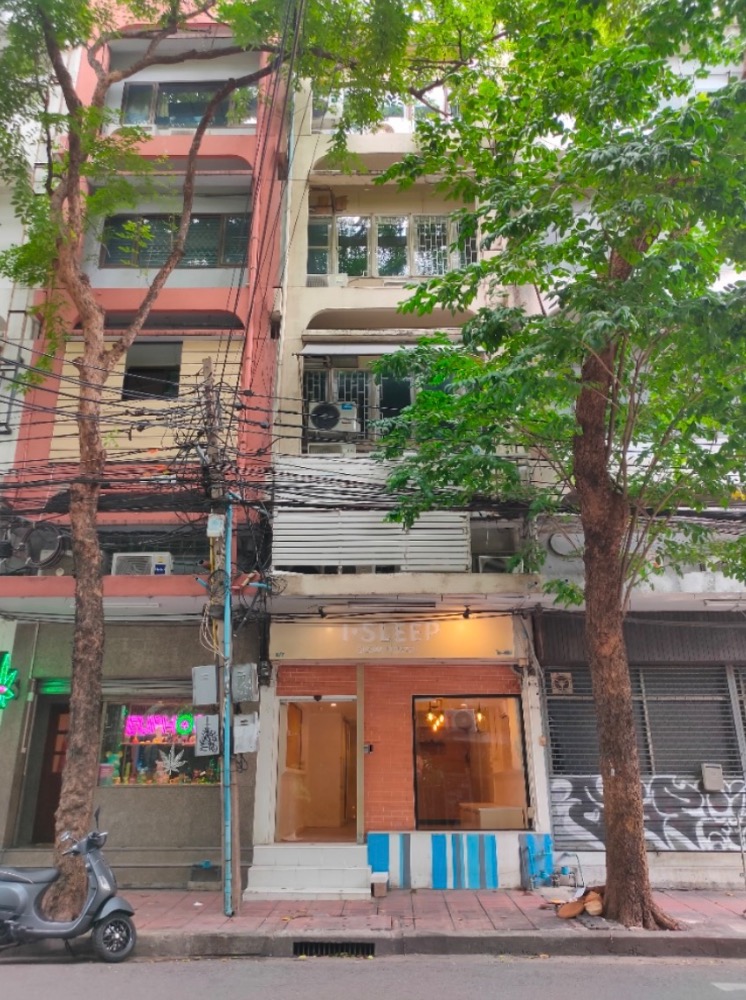 For SaleShophouseSilom, Saladaeng, Bangrak : For sale - for rent, commercial building, Silom area, beautiful, cheap, in the heart of Bangkok, suitable for business or opening an office. Interested, add Line @841qqlnr