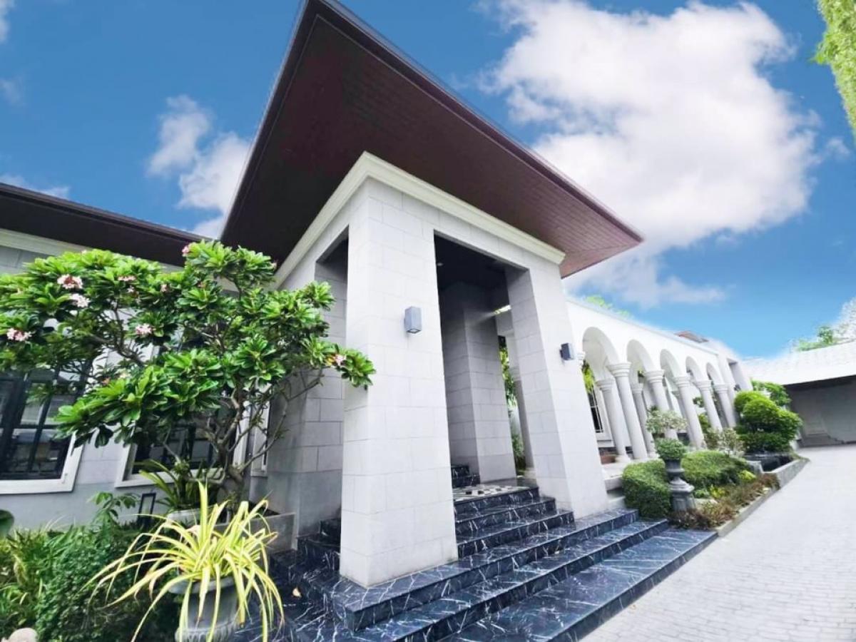 For SaleHouseChaengwatana, Muangthong : For sale: 3-storey luxury house, Muang Thong Thani, Soi Project 5, location 55/245-246, Bang Phut Subdistrict, Pak Kret District, Nonthaburi Province. This is a self-built house located on an area of ​​354 square wah, with a usable area of ​​1109 square m