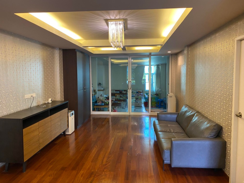 ขายทาวน์เฮ้าส์/ทาวน์โฮมสาทร นราธิวาส : LTH11075-Townhome FOR SALE At Sathorn, Chan Road 1 beds 3 baths 124 sq.m. Near BTS Saint Louis Station ONLY 22 MB