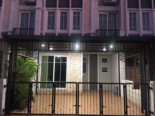 For RentTownhouseKaset Nawamin,Ladplakao : 2-storey townhouse for rent, Golden Town 2 Village, Lat Phrao-Kaset Nawamin