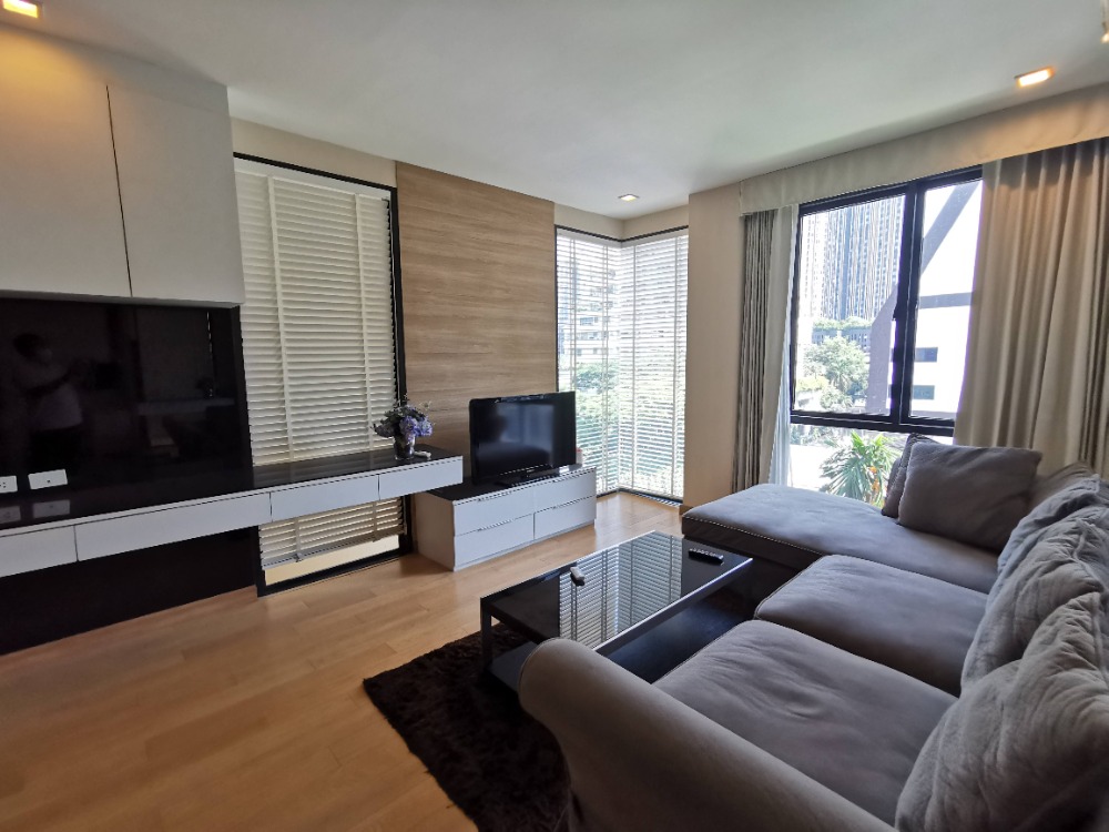 For RentCondoWitthayu, Chidlom, Langsuan, Ploenchit : O2 Hip Condo short walk Ploen Chit BTS 62 sq m. with 1 bedroom nice decoration furnished for rent