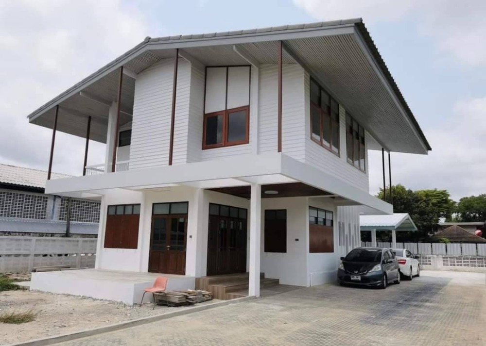 For RentHome OfficeBangna, Bearing, Lasalle : For rent, 2-storey detached house, newly renovated, Soi Bearing 30/8 ▪️Can be registered▪️ Suitable for a home office, fine dining, secret bar, studio, recording room, cafe, central kitchen or other businesses. Near the BTS Bearing Station