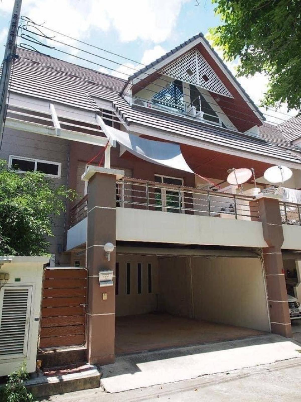 For SaleHouseKaset Nawamin,Ladplakao : 📢👇For rent / sale townhome in nice and good security compound , good price near CDC Ekamai Ramindra, Central East Ville, surrounding with many nice restaurants.