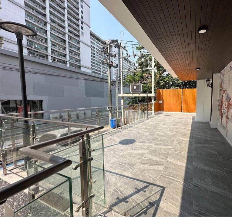 For RentRetailSukhumvit, Asoke, Thonglor : NH74 - Space for rent, 1st floor of a building, Sukhumvit, Nana-Asoke area. Space for rent commercial Sukhumvit Bts Nana-Asoke