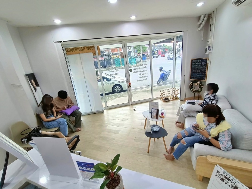 For LeaseholdRetailChachoengsao : Beauty clinic for sale, Chachoengsao, in the city center, crowded, good location, with parking in front of the clinic.