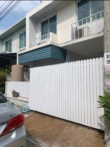 For RentTownhouseChaengwatana, Muangthong : Townhome for rent, The Colors, Tiwanon - Chaengwattana, near Duang Kaew Plaza Market, only 4 minutes away.