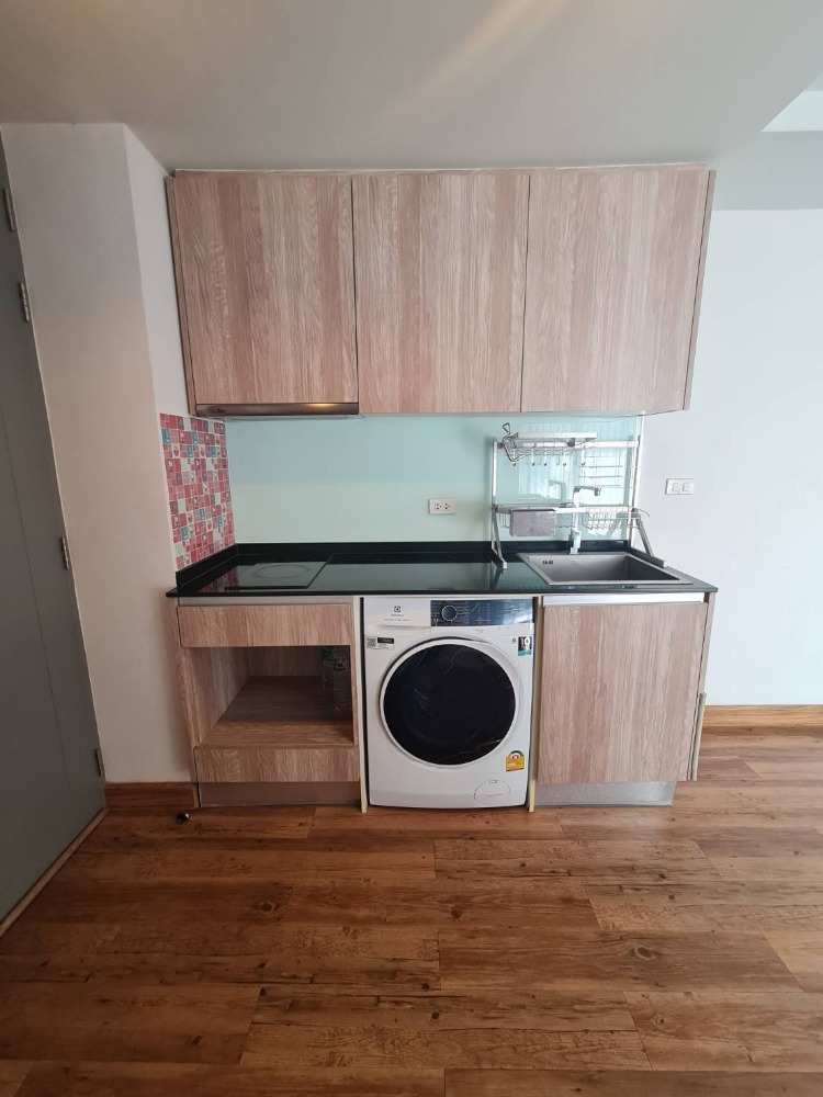 For SaleCondoRatchadapisek, Huaikwang, Suttisan : Urgent!!!! For sale 2 bedrooms, 1 bathroom, condo next to MRT Ratchada, selling with tenant, room always has tenants, yield 4%