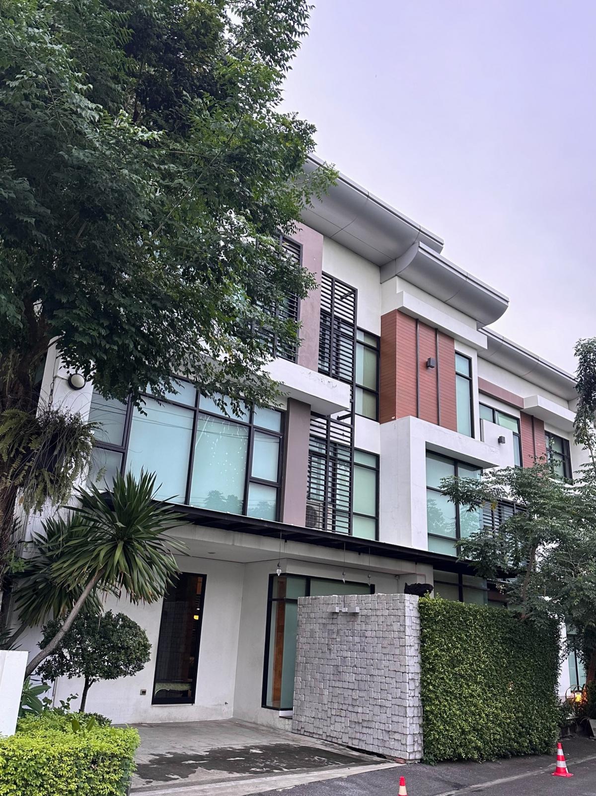 For SaleTownhouseYothinpattana,CDC : ✴️The Zenith Townhome Office and reasons to own it✴️