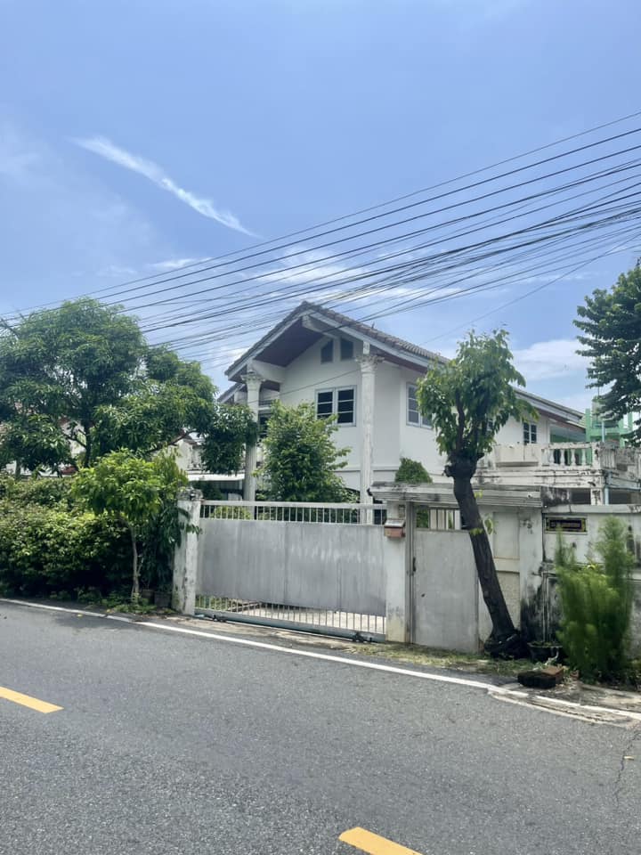 For SaleHouseSriracha Laem Chabang Ban Bueng : Single house for sale near the sea, 400 meters, Soi Laem Thao Thewa, Sriracha, area 97 sq m.