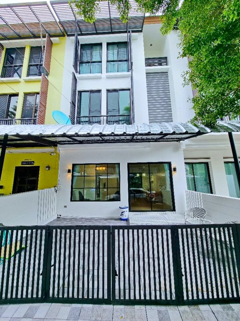 For RentTownhouseSilom, Saladaeng, Bangrak : Sukhumvit77 OnNut35-39 MRT Srinakarin 1 km. Townhouse for rent 3Storeys 3bed 3bath fully fur 230sq.m