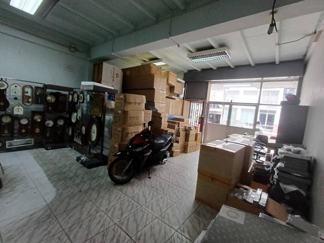 For RentShophouseRatchadapisek, Huaikwang, Suttisan : BH3222 6-storey building for rent with elevator in Ratchada, Huai Khwang, Sutthisan area, near MRT Ratchada. The building needs to be renovated.