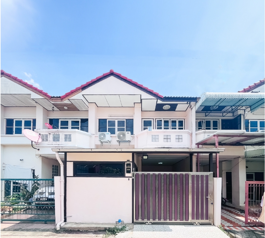 For SaleHouseRama5, Ratchapruek, Bangkruai : 📍Selling at a loss, 2-storey townhouse, Beauty House Village 3, Bang Kruai, Nonthaburi, only 2.45 million from the market price of 2.75 million, good location, convenient transportation, can enter and exit on many routes, both Ratchaphruek Road and Nakhon