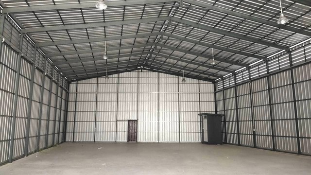 For RentWarehousePattaya, Bangsaen, Chonburi : RKJ295 Newly built warehouse for rent, various sizes, Bang Lamung area, Chonburi, on Sukhumvit Road, trailer trucks can enter and exit.